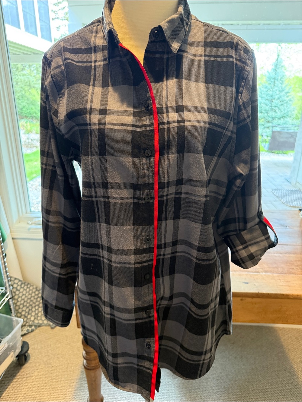 Black & Gray Plaid Button-Up Shirt with Red Trim Pearly Vine brand